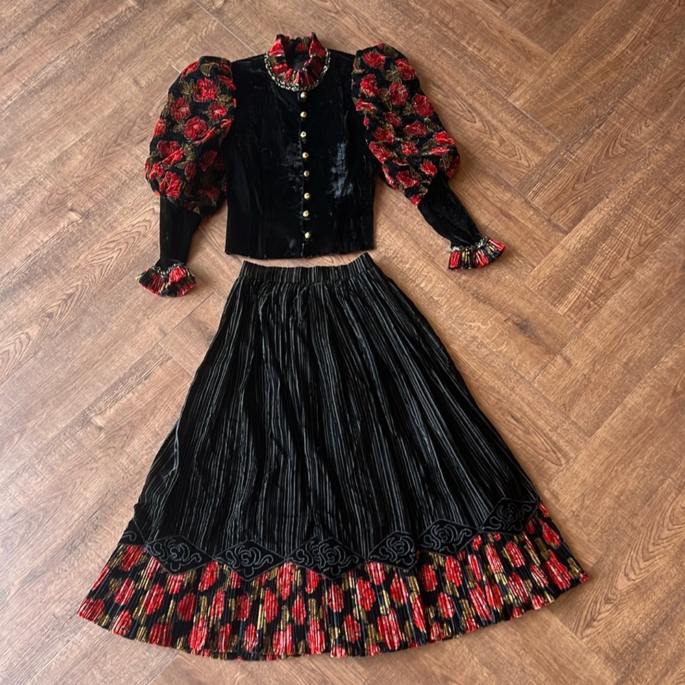 Helene Straber Embellished Set Red/Black Sz 40